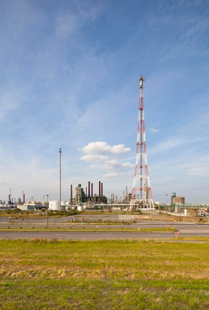 refinería y carretera