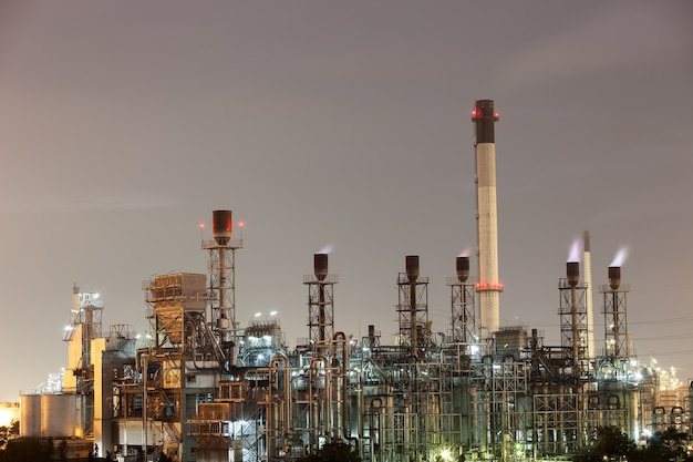 Refinería con cielo crepuscular.