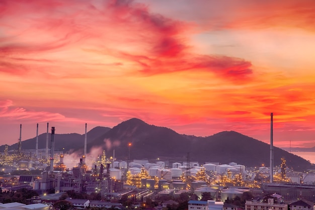 Refinería con cielo crepuscular.