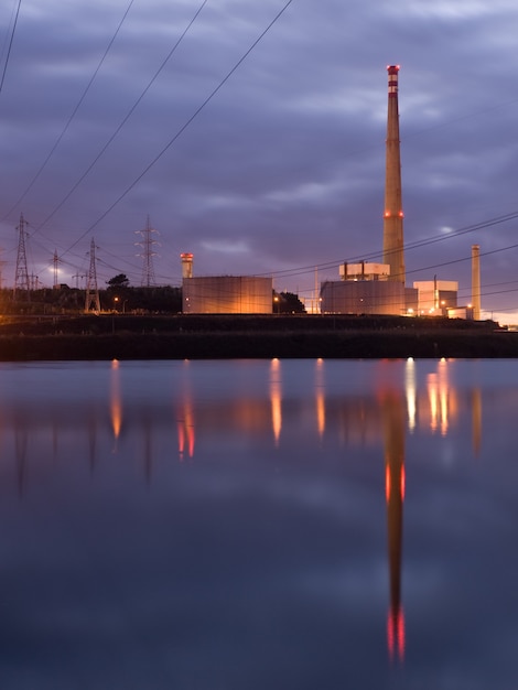 refinería de noche