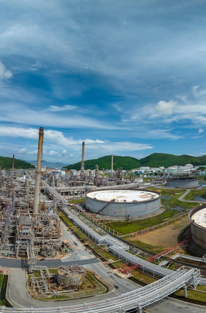 Refinería de petróleo Equipo químico de gas Prodicción importación exportación Concepto Planta de refinería de petróleo crudo Tubería de bomba de acero y Chimenea y Torre de enfriamiento Industria de planta de fábrica química o petroquímica