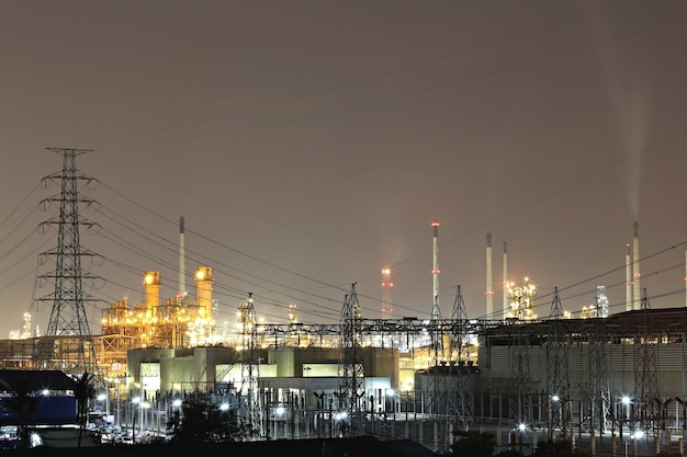 Refinería de petróleo en la noche.