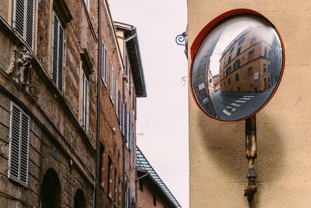 Reflector en la esquina de una calle rústica vacía en Siena Toscana Italia
