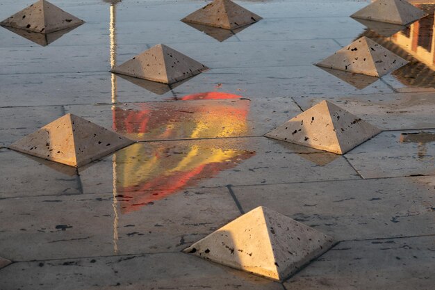 Reflejo en el agua de la bandera nacional de España Palacio del Infantado Guadalajara