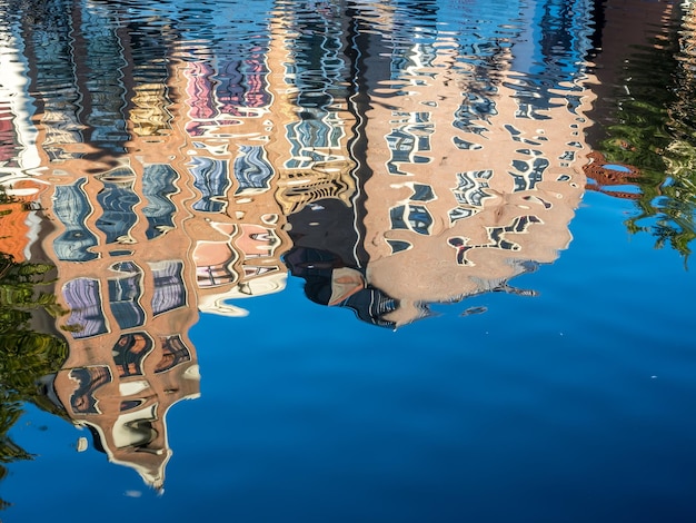 Reflejo en el agua de los edificios en el principal barrio rojo de Ámsterdam, Países Bajos