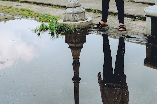 Reflejo en el agua del hombre con estilo casual