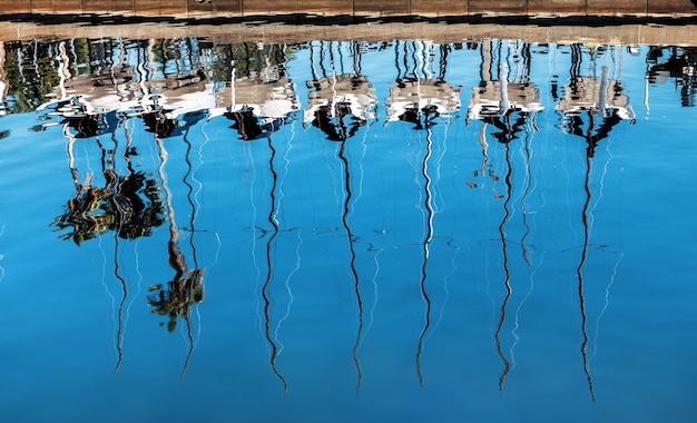 Reflejo de agua de la línea de veleros atracados