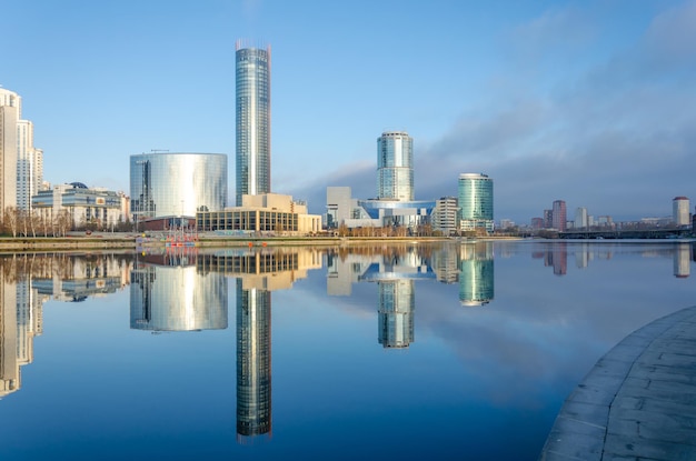 Reflejo de casas en el agua del lago.