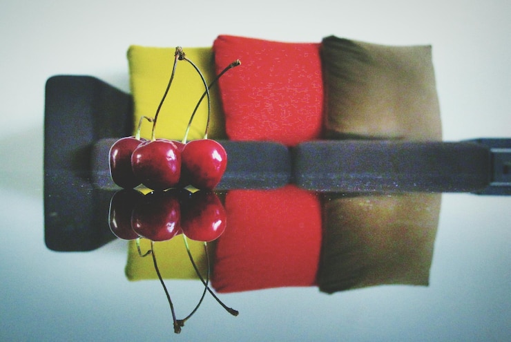 Foto el reflejo de las cerezas en la mesa en casa