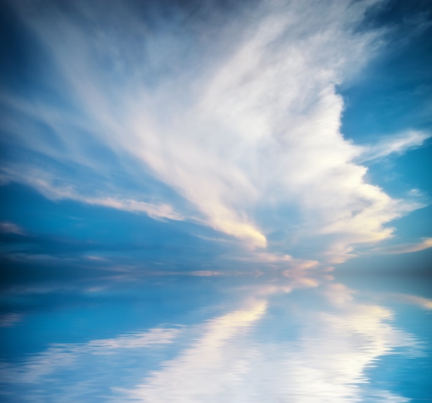 Foto reflejo del cielo azul