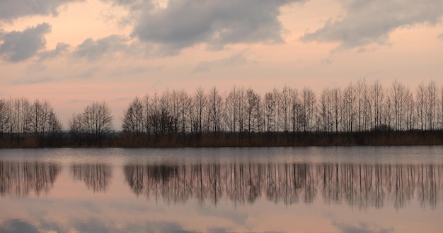 El reflejo del cielo en el lago al atardecer.