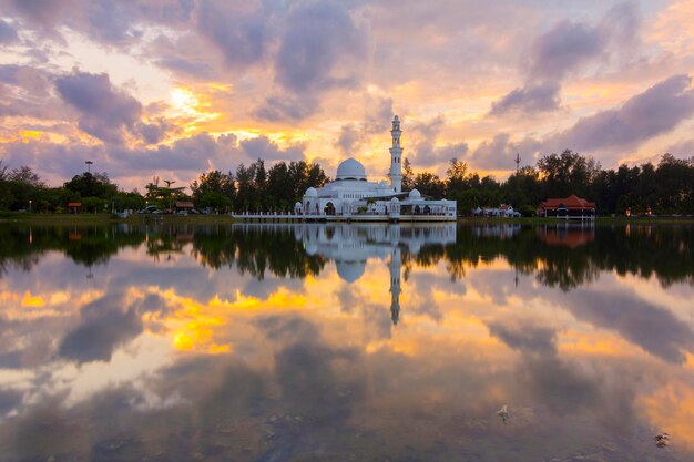 Reflejo del cielo en el lago durante la puesta de sol