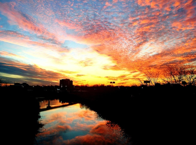 Foto el reflejo del cielo panorámico en un lago tranquilo