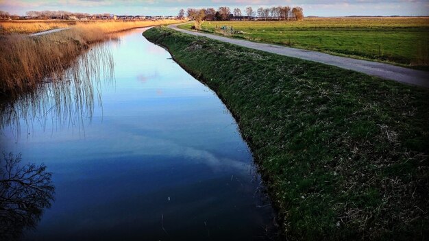 El reflejo del cielo en el río