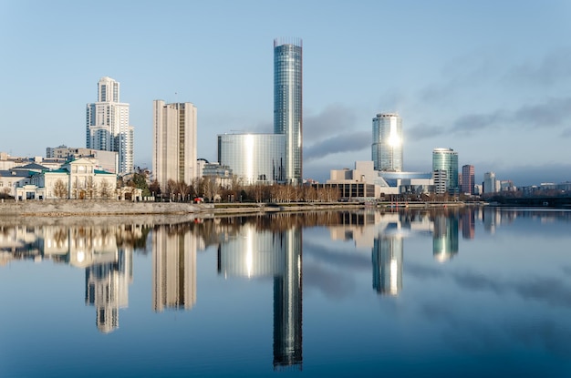 Reflejo de edificios de gran altura en el agua del lago.