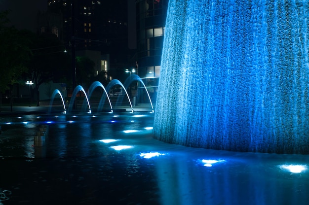 Reflejo de edificios iluminados en el agua.