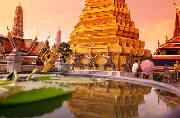 Foto reflejo de estatuas y pagodas en el agua