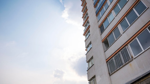 Reflejo de la fachada del edificio en copas contra el cielo