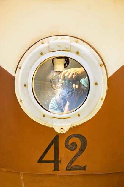 Reflejo del fotógrafo tomando la foto en un teleférico usado en los años 60 en el estado de Espirito Santo Brasil