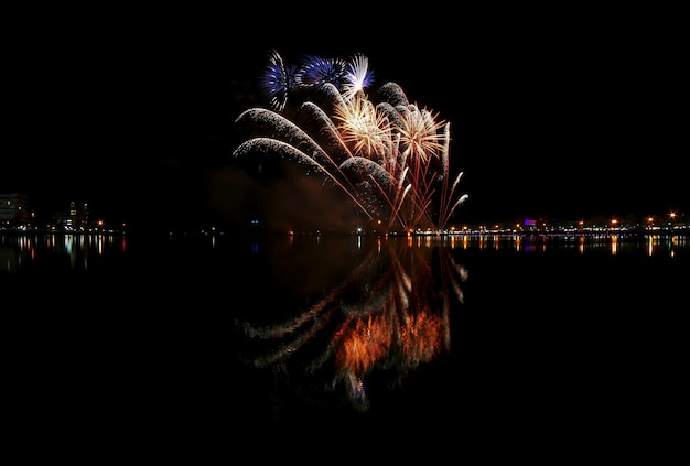 Reflejo de fuegos artificiales y agua