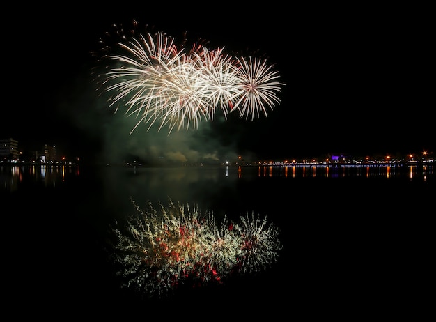 Reflejo de fuegos artificiales y agua