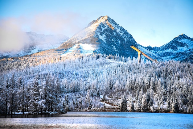 Reflejo del lago de montaña en los Altos Tatras Eslovaquia Strbske pleso en invierno