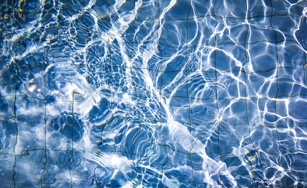 reflejo de la luz sobre el agua en la piscina