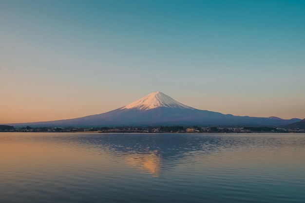 Reflejo de la montaña Fuji con nieve coronada por la mañana Amanecer