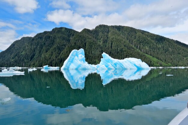 Foto el reflejo de la montaña en el mar tranquilo