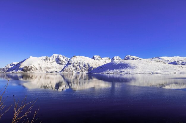 Reflejo de la montaña nevada en la playa de Kvalvika