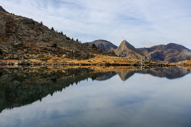 Reflejo de las montañas en el Gran Lago de Pessó.