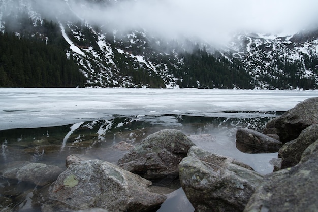 Reflejo de las montañas en las montañas Tatra Primavera del lago Morskie oko.