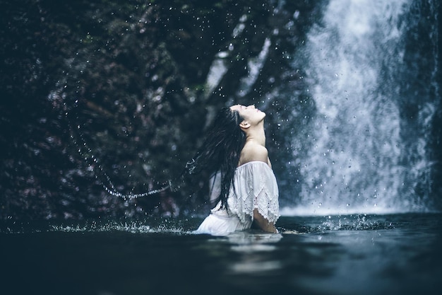 Reflejo de una mujer en el agua