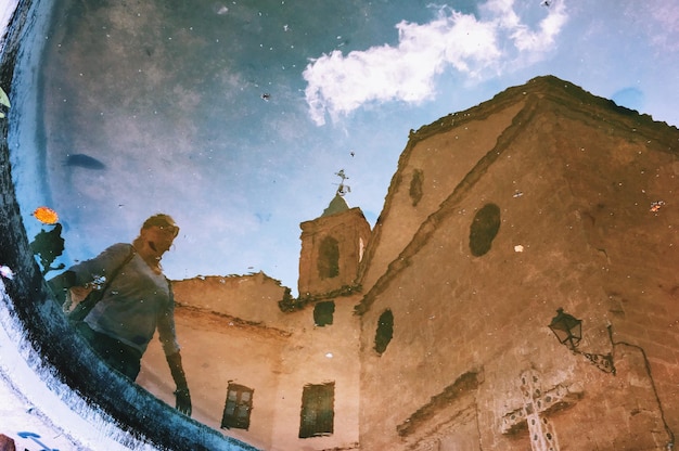 Reflejo de la mujer y la catedral vistos en el agua