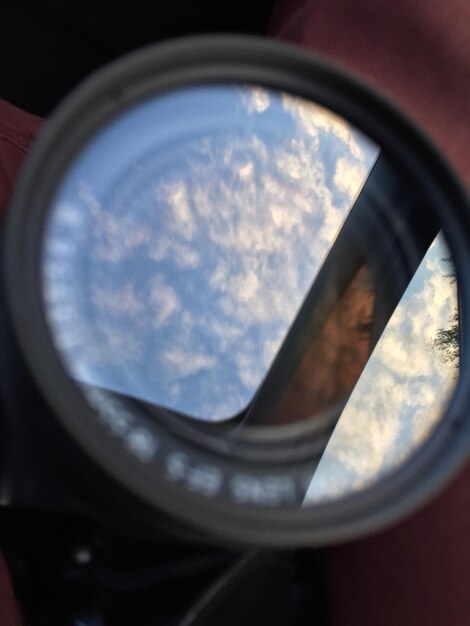 Foto reflejo de las nubes en el agua