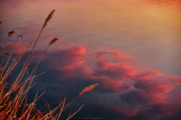 Reflejo de nubes al atardecer en el agua