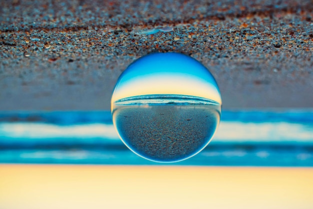 Reflejo de las olas del mar en una bola de cristal