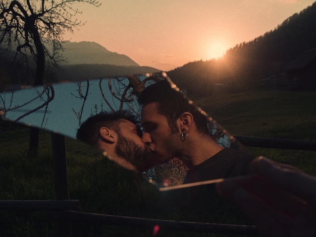 Foto el reflejo de una pareja gay romántica en el espejo