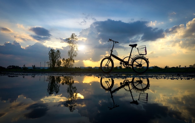 Reflejo del parque de bicicletas Silhouette en el paseo marítimo