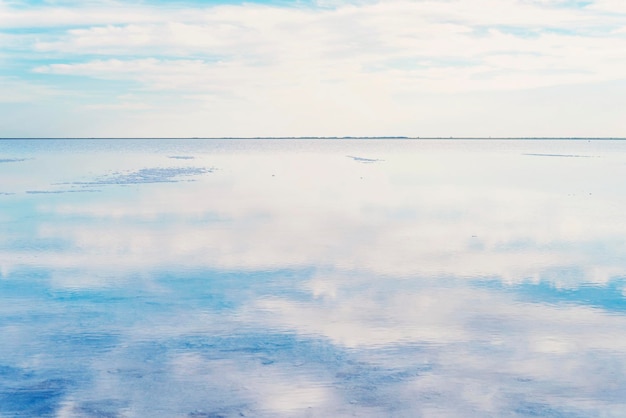 Reflejo perfecto en el salar de uyuni salar de uyuni en bolivia el increíble lago espejo en s