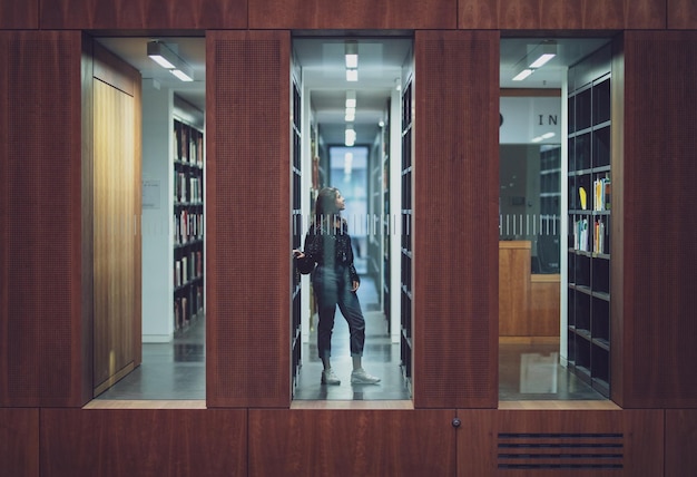 Reflejo de personas en una ventana de vidrio