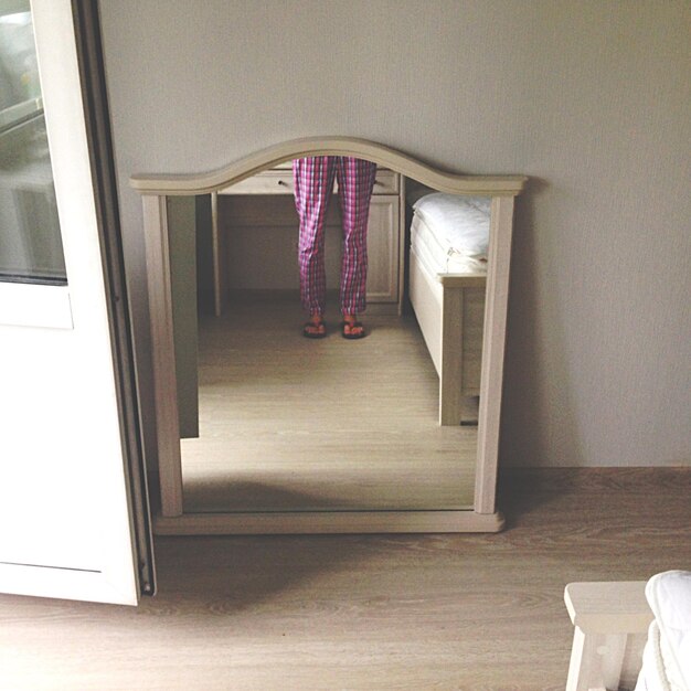 Foto reflejo de las piernas en el espejo