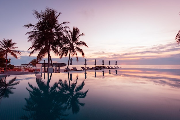 Reflejo de la piscina al atardecer, ocio tranquilo junto a la piscina, exótico paisaje de playa tropical.