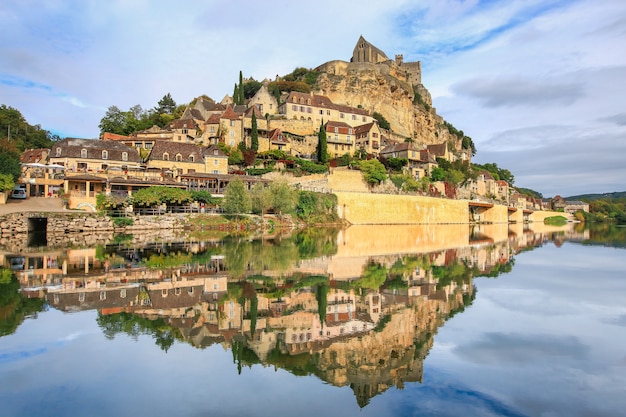 Reflejo del pueblo de Beynac-et-Cazenac en el agua, Beynac-et-Cazenac es un pueblo clasificado como uno de los más bellos de Francia.