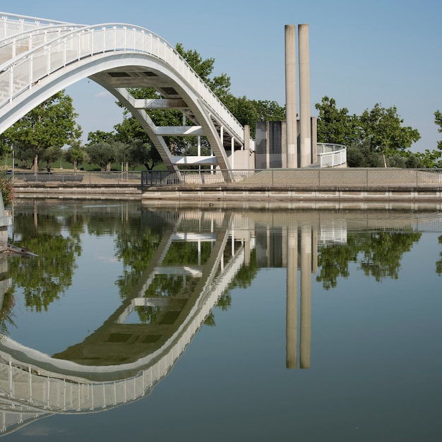 Reflejo de un puente blanco sobre el agua.