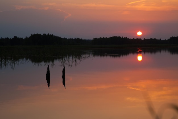 Reflejo de la puesta de sol en la superficie del agua.