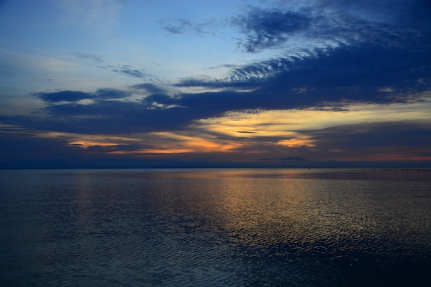 Reflejo y sombra del mar y el cielo.