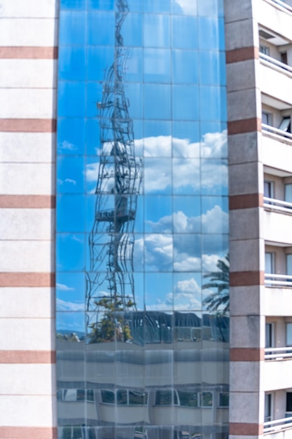 El reflejo de la torre de televisión de la ciudad de Brasilia en el cristal del edificio