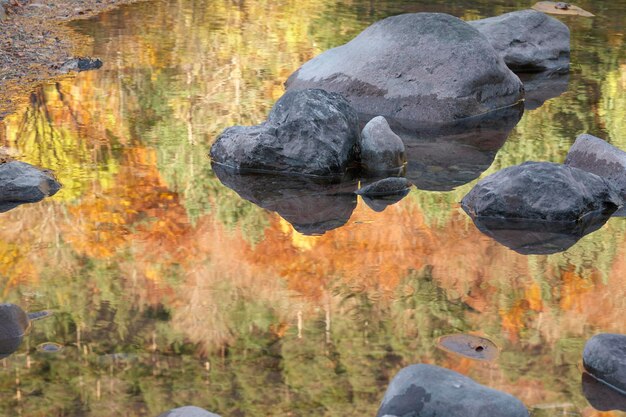 Reflejos en el agua en el Valle de Hecho