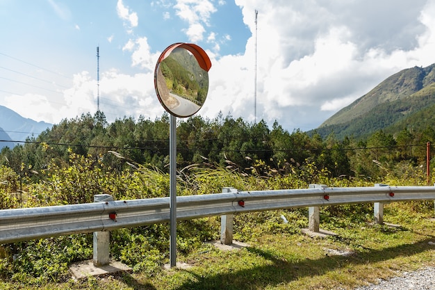 Reflejos de la carretera en el espejo de tráfico para la seguridad del tráfico. Carretera de montaña de espejo de tráfico, Vietnam